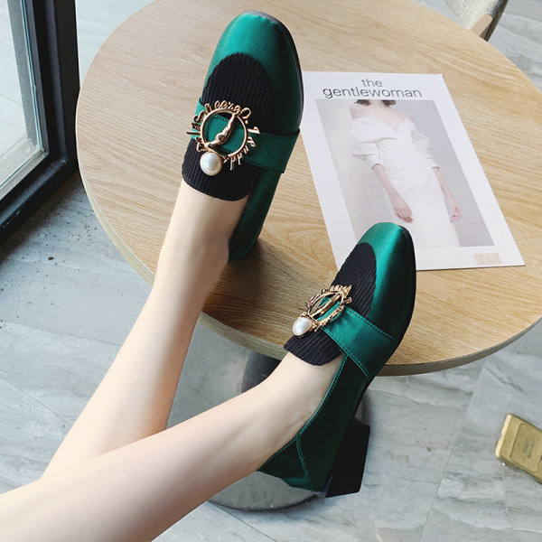 Dabartiniai moteriški batai lygiais padais ir metaline sagtimi