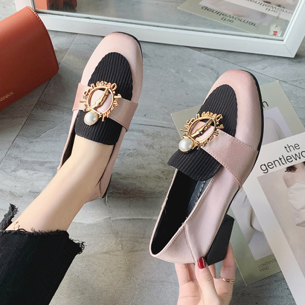 Dabartiniai moteriški batai lygiais padais ir metaline sagtimi