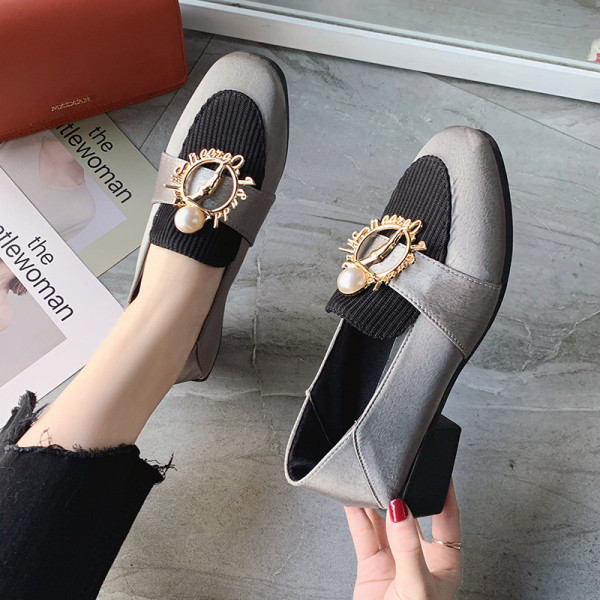 Dabartiniai moteriški batai lygiais padais ir metaline sagtimi