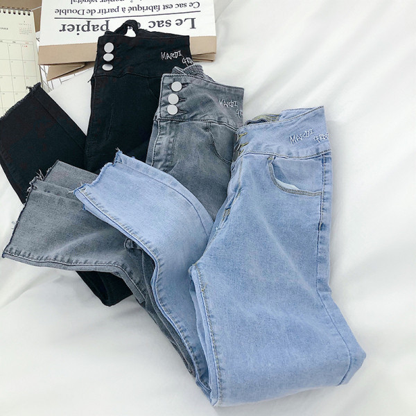 Testhezálló női farmer magas derékkal és hímzéssel