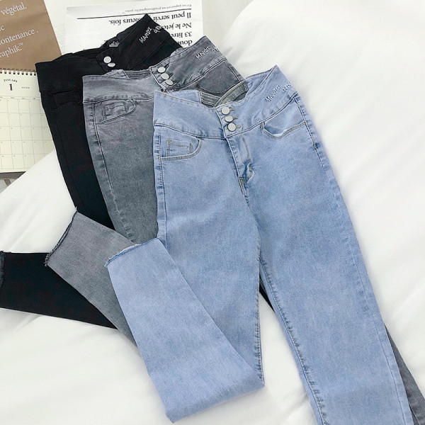 Testhezálló női farmer magas derékkal és hímzéssel