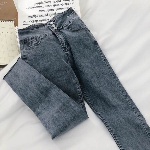 Testhezálló női farmer magas derékkal és hímzéssel