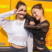 Sportinė moteriška palaidinė iš tinklelio ilgomis rankovėmis ir ovalia iškirpte