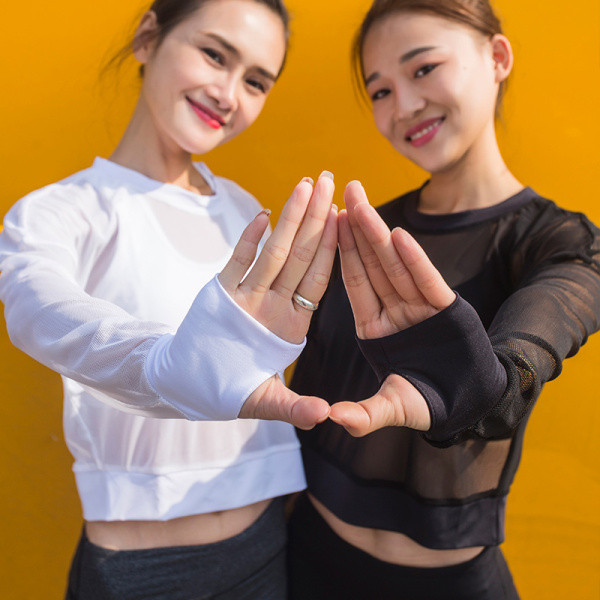 Sportinė moteriška palaidinė iš tinklelio ilgomis rankovėmis ir ovalia iškirpte