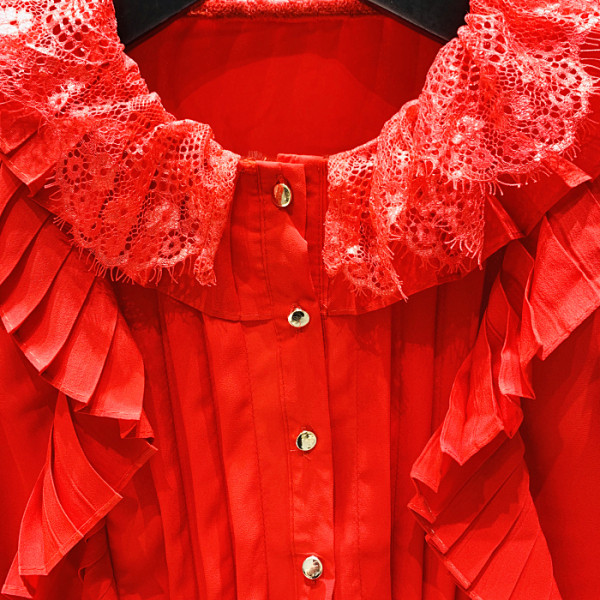 Modernūs moteriški marškiniai su lotoso rankovėmis ir ovalia iškirpte iš šifono