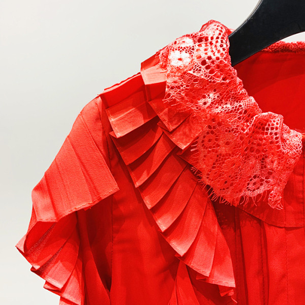 Modernūs moteriški marškiniai su lotoso rankovėmis ir ovalia iškirpte iš šifono