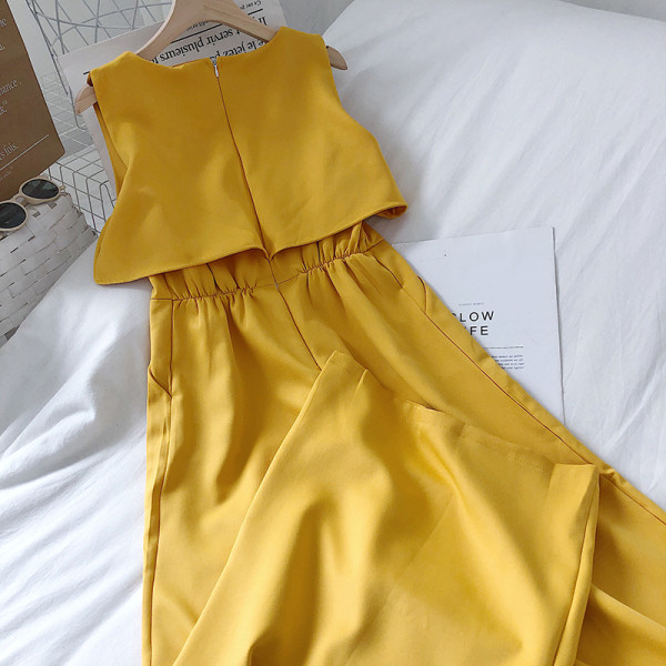 Kaasaegne naiste kombinesoon spits-kaelusega ja nööpidega – lai mudel