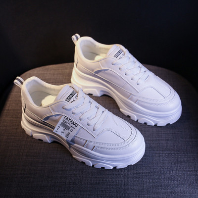 Mūsdienīgas ikdienas kedas ar raupju zoli un mežģīnēm baltā krāsā