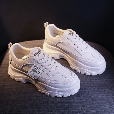 Mūsdienīgas ikdienas kedas ar raupju zoli un mežģīnēm baltā krāsā