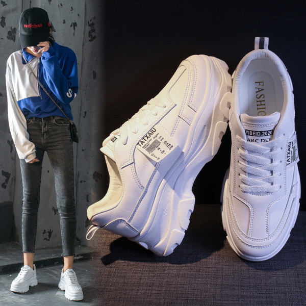 Mūsdienīgas ikdienas kedas ar raupju zoli un mežģīnēm baltā krāsā