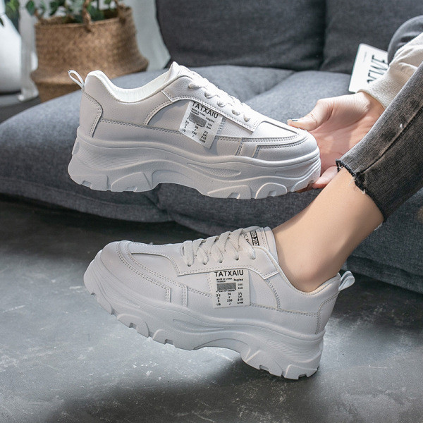 Mūsdienīgas ikdienas kedas ar raupju zoli un mežģīnēm baltā krāsā