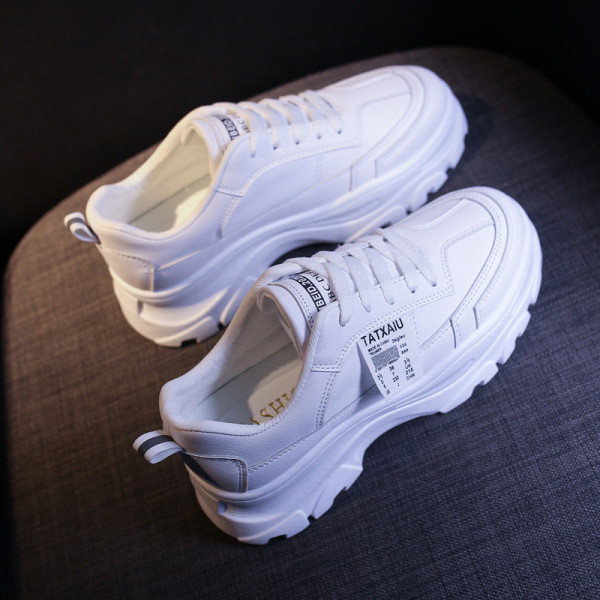 Mūsdienīgas ikdienas kedas ar raupju zoli un mežģīnēm baltā krāsā