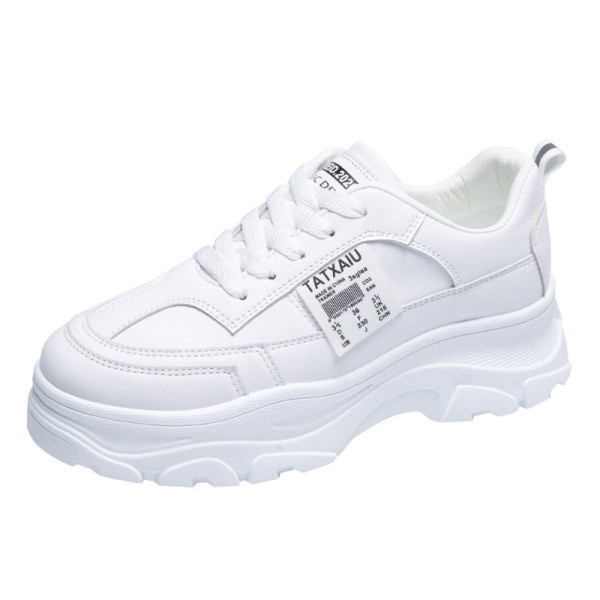 Mūsdienīgas ikdienas kedas ar raupju zoli un mežģīnēm baltā krāsā