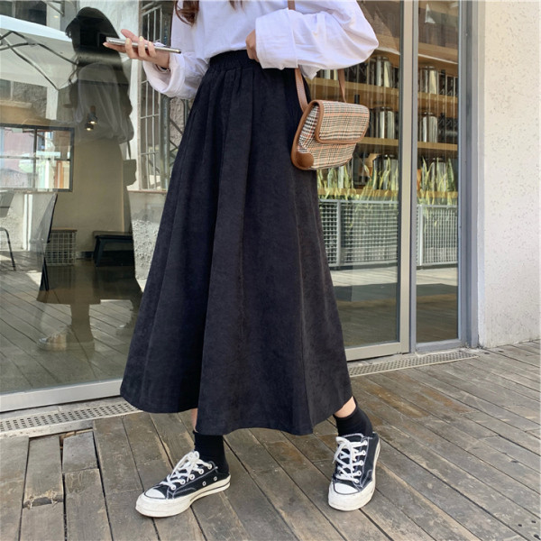 Ilgas moteriškas sijonas aukštu juosmeniu