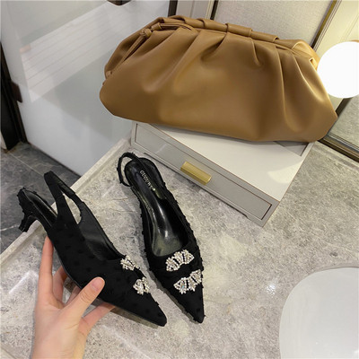 Tavaszi-nyári szandál új modellje fém díszítéssel