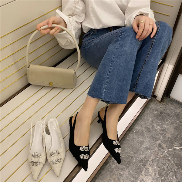 Tavaszi-nyári szandál új modellje fém díszítéssel