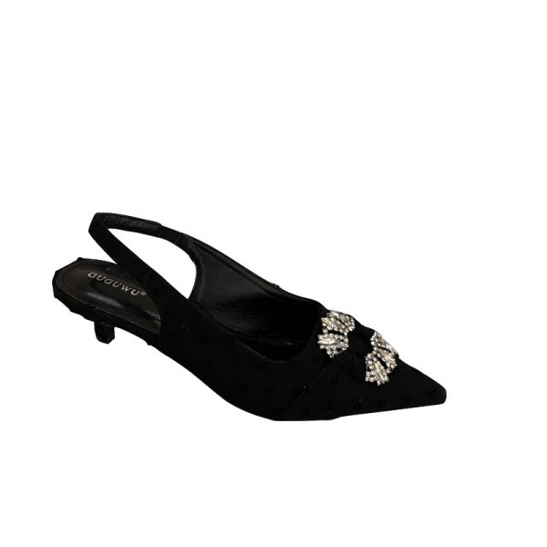 Tavaszi-nyári szandál új modellje fém díszítéssel