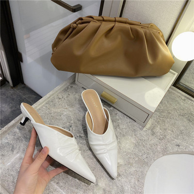 Jauns sieviešu smailo čību modelis ar zemiem papēžiem