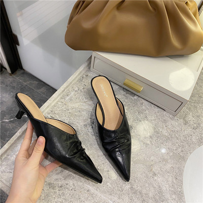 Jauns sieviešu smailo čību modelis ar zemiem papēžiem