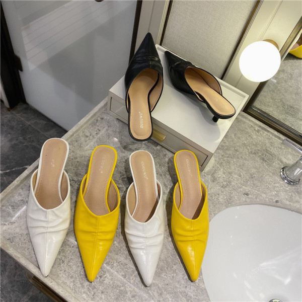 Jauns sieviešu smailo čību modelis ar zemiem papēžiem