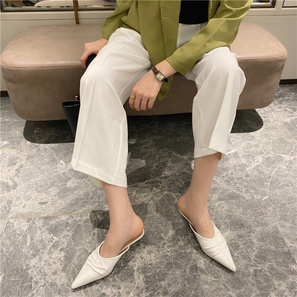 Jauns sieviešu smailo čību modelis ar zemiem papēžiem