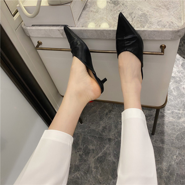 Jauns sieviešu smailo čību modelis ar zemiem papēžiem