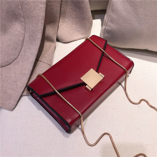 Стилна дамска чанта от еко кожа с дълга метална верижка 