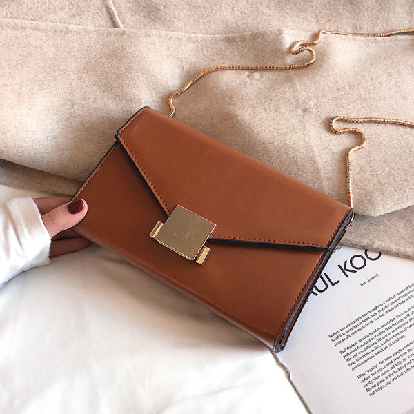 Стилна дамска чанта от еко кожа с дълга метална верижка 