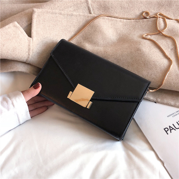 Стилна дамска чанта от еко кожа с дълга метална верижка 