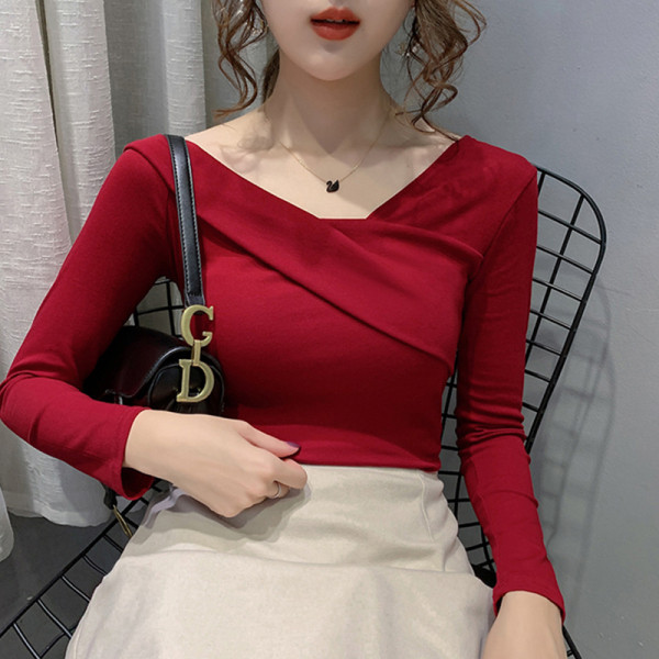 Sieviešu blūze ar garām piedurknēm un špica kakla izgriezumu