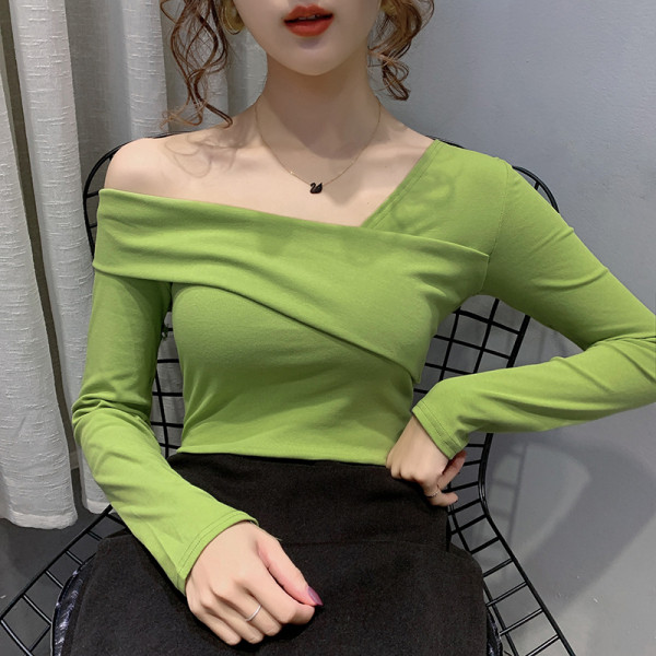 Sieviešu blūze ar garām piedurknēm un špica kakla izgriezumu