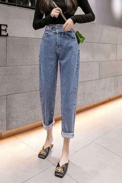 Plati sieviešu džinsi ar augstu vidukli un metāla elementu