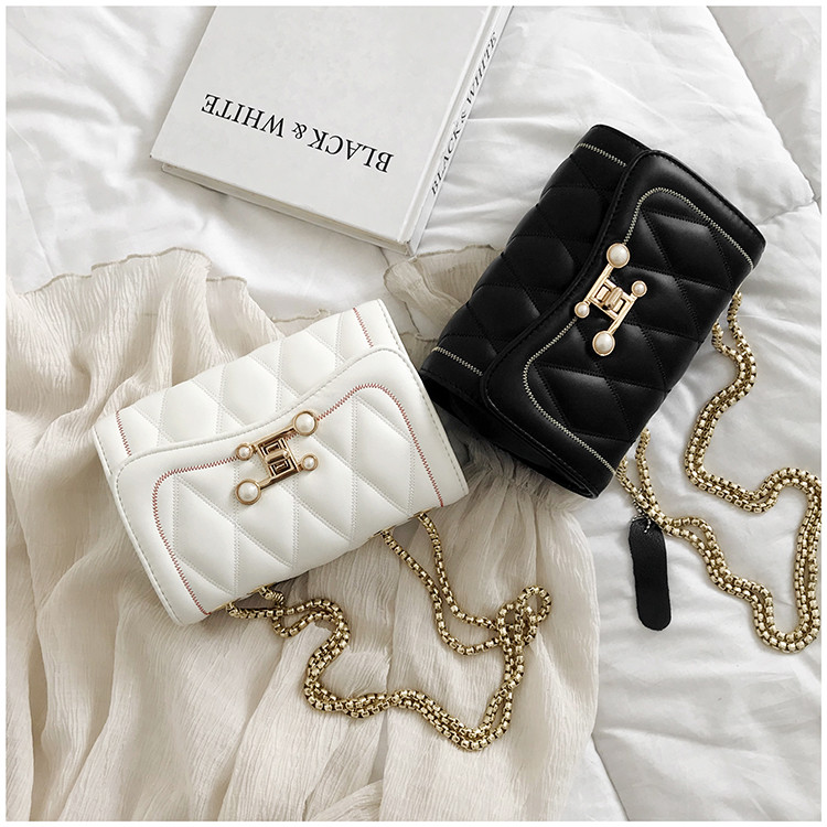 Női bőrtáska hosszú lánccal és fém csattal