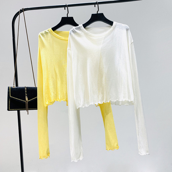 Ikdienas sieviešu blūze - ar garām piedurknēm un ovālu kakla izgriezumu