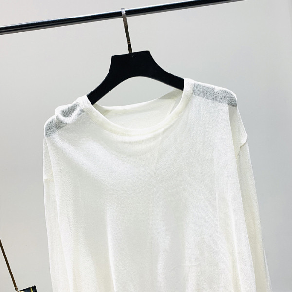 Ikdienas sieviešu blūze - ar garām piedurknēm un ovālu kakla izgriezumu