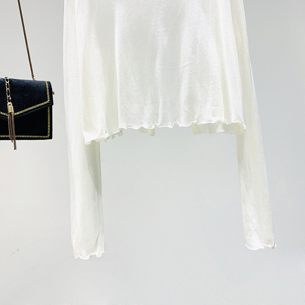 Ikdienas sieviešu blūze - ar garām piedurknēm un ovālu kakla izgriezumu