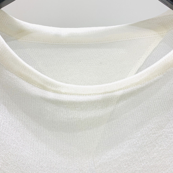 Ikdienas sieviešu blūze - ar garām piedurknēm un ovālu kakla izgriezumu