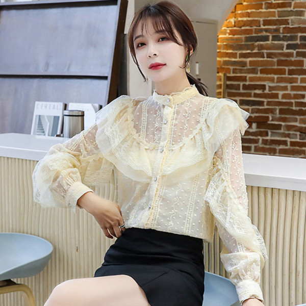 Naiste nööpide ja kõrge kraega pitssärk