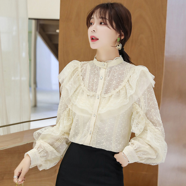 Naiste nööpide ja kõrge kraega pitssärk