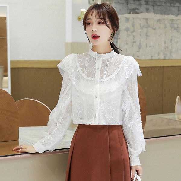 Naiste nööpide ja kõrge kraega pitssärk