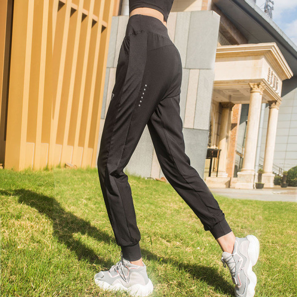 Sportinės – laisvalaikio moteriškos kelnės platus modelis aukštu juosmeniu