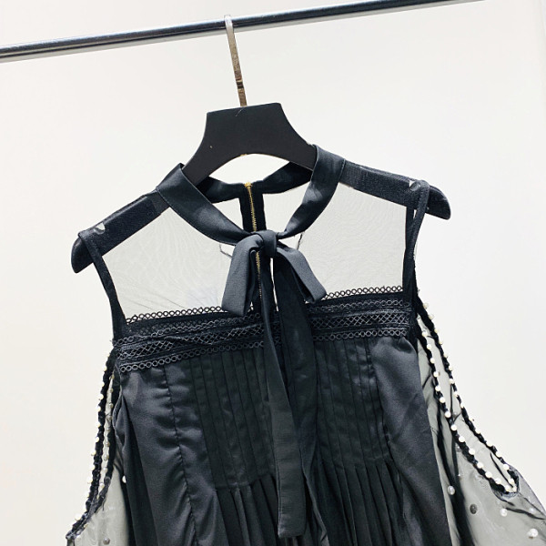 Moderns sieviešu krekls ar ovālu kakla izgriezumu, zīmogveida piedurknēm ar pērlēm un izgriezumiem