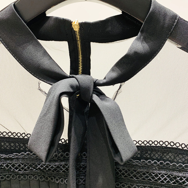 Moderns sieviešu krekls ar ovālu kakla izgriezumu, zīmogveida piedurknēm ar pērlēm un izgriezumiem