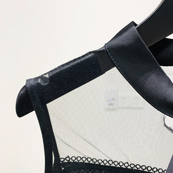 Moderns sieviešu krekls ar ovālu kakla izgriezumu, zīmogveida piedurknēm ar pērlēm un izgriezumiem