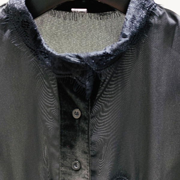 Modern női ing ovális nyakkivágással, hosszú ujjal és csipkével