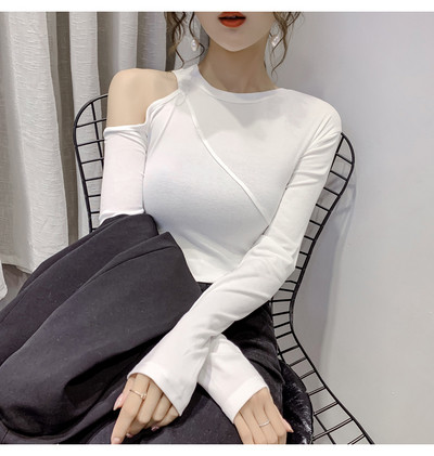 Laisva moteriška palaidinė apvalia iškirpte ir apnuogintais pečiais