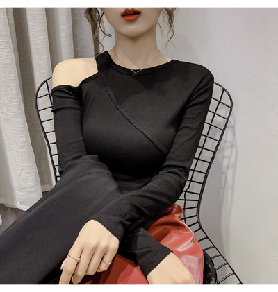 Laisva moteriška palaidinė apvalia iškirpte ir apnuogintais pečiais