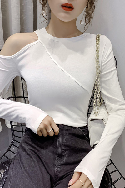 Laisva moteriška palaidinė apvalia iškirpte ir apnuogintais pečiais