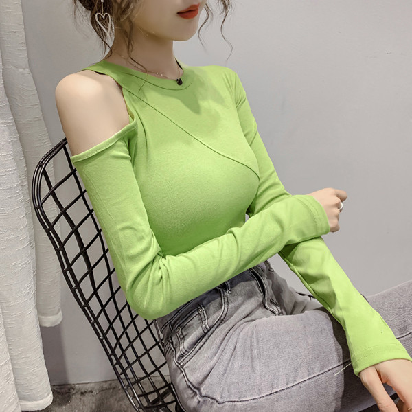 Laisva moteriška palaidinė apvalia iškirpte ir apnuogintais pečiais