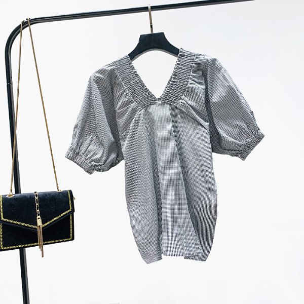 Ikdienas sieviešu blūze ar špica kakla izgriezumu un īsām piedurknēm